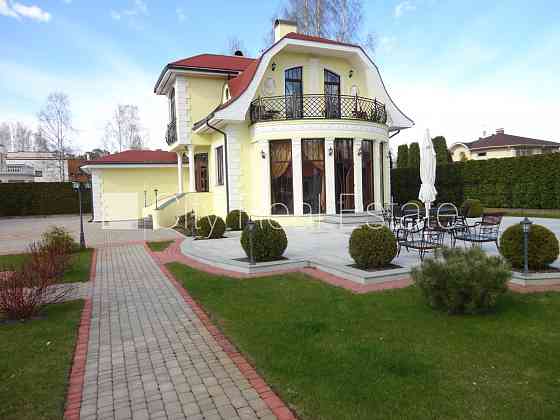 Благоустроенный озеленённый двор, подъездная дорога покрыта брущаткoй, гараж на Юрмала