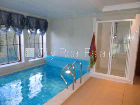 Благоустроенный озеленённый двор, подъездная дорога покрыта брущаткoй, гараж на Юрмала