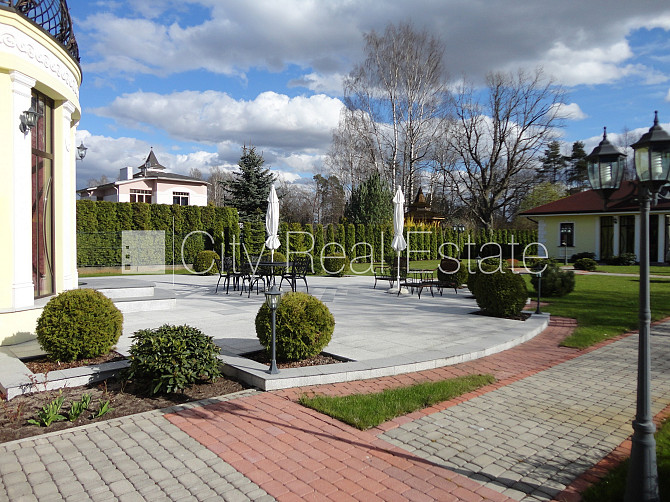 Благоустроенный озеленённый двор, подъездная дорога покрыта брущаткoй, гараж на Юрмала - изображение 2