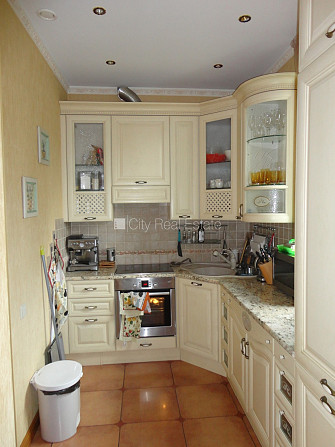 Благоустроенный озеленённый двор, подъездная дорога покрыта брущаткoй, гараж на Юрмала - изображение 8