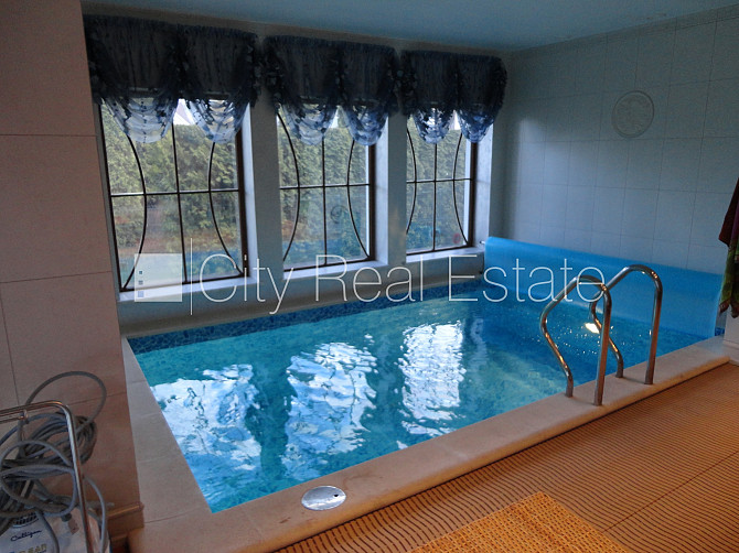 Благоустроенный озеленённый двор, подъездная дорога покрыта брущаткoй, гараж на Юрмала - изображение 14