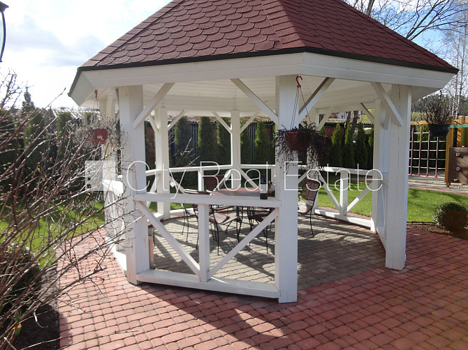 Благоустроенный озеленённый двор, подъездная дорога покрыта брущаткoй, гараж на Юрмала - изображение 20