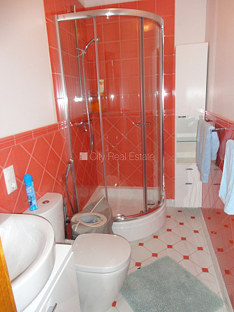 Благоустроенный озеленённый двор, подъездная дорога покрыта брущаткoй, гараж на Юрмала - изображение 18