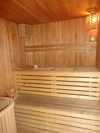 Благоустроенный озеленённый двор, подъездная дорога покрыта брущаткoй, гараж на Юрмала - изображение 15