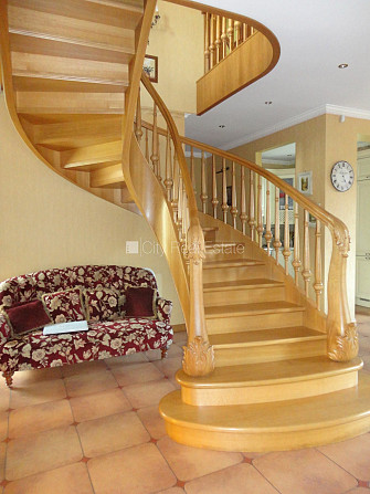 Благоустроенный озеленённый двор, подъездная дорога покрыта брущаткoй, гараж на Юрмала - изображение 9