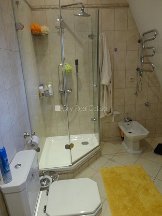 Благоустроенный озеленённый двор, подъездная дорога покрыта брущаткoй, гараж на Юрмала - изображение 16