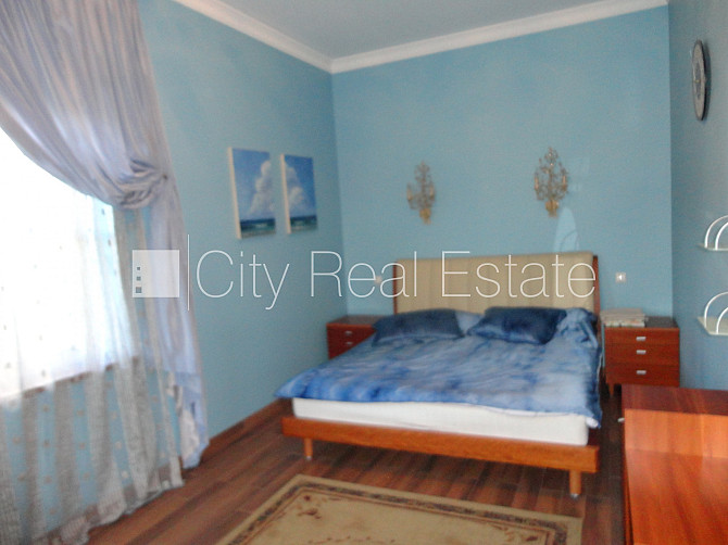 Благоустроенный озеленённый двор, подъездная дорога покрыта брущаткoй, гараж на Юрмала - изображение 12