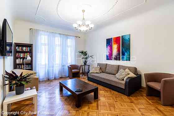 Фасадный дом, реновированный дом, вход со двора, лифт, лестничная клетка после Рига