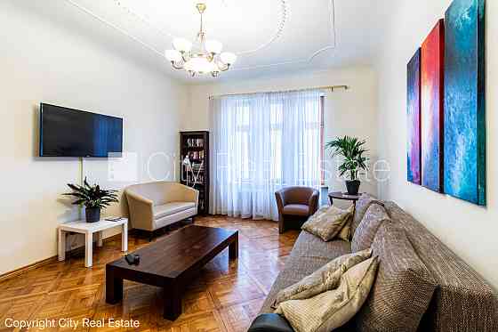 Фасадный дом, реновированный дом, вход со двора, лифт, лестничная клетка после Рига