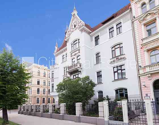 Реставрированный дом, территория обнесена забором, закрытая территория, Рига