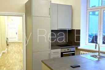 Реставрированный дом, территория обнесена забором, закрытая территория, Рига