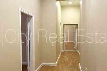 Реставрированный дом, территория обнесена забором, закрытая территория, Рига