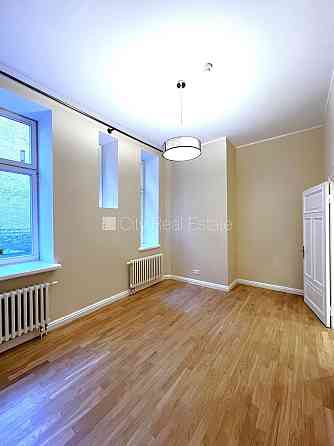 Реставрированный дом, территория обнесена забором, закрытая территория, Рига