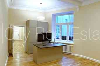 Реставрированный дом, территория обнесена забором, закрытая территория, Рига