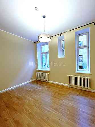 Реставрированный дом, территория обнесена забором, закрытая территория, Рига