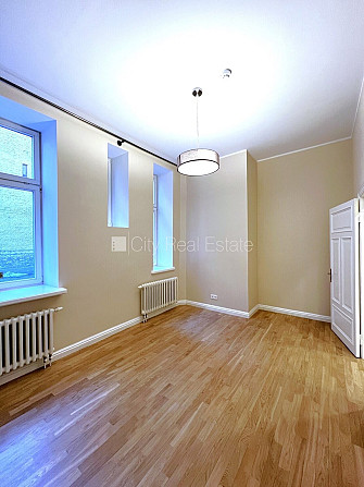 Реставрированный дом, территория обнесена забором, закрытая территория, Рига - изображение 3