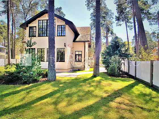 Реновированный дом, благоустроенный озеленённый двор, территория обнесена Юрмала