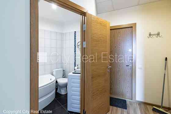 Новостройка, благоустроенная озеленённая территория, подземная стоянка, вход с Рига