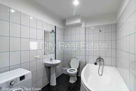 Новостройка, благоустроенная озеленённая территория, подземная стоянка, вход с Рига