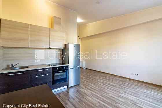 Новостройка, благоустроенный озеленённый двор, вход с улицы, лифт, лестничная Рига