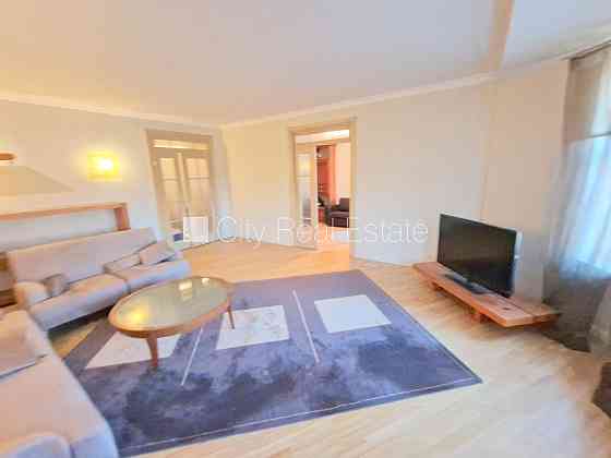 Земля в собственности, фасадный дом, реставрированный дом, кирпичные стены, вход Rīga