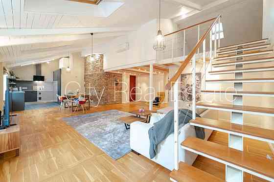 Фасадный дом, реновированный дом, вход с улицы, лифт, лестничная клетка после Рига