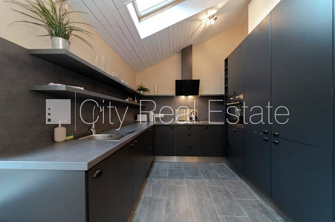 Fasādes māja, renovēta māja, ieeja no ielas, ir lifts, kāpņu telpa pēc kapitālā remonta, Rīga - foto 13