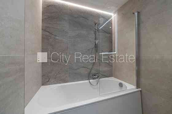 Новостройка, энергоэффективный дом, территория обнесена забором, возможность Rīga