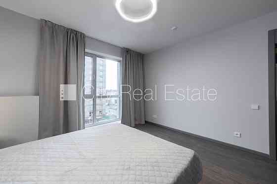 Новостройка, энергоэффективный дом, территория обнесена забором, вход с улицы, во Rīga