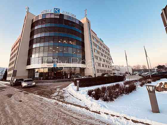 Благоустроенная озеленённая территория, подъездная дорога покрыта брущаткoй, Рига