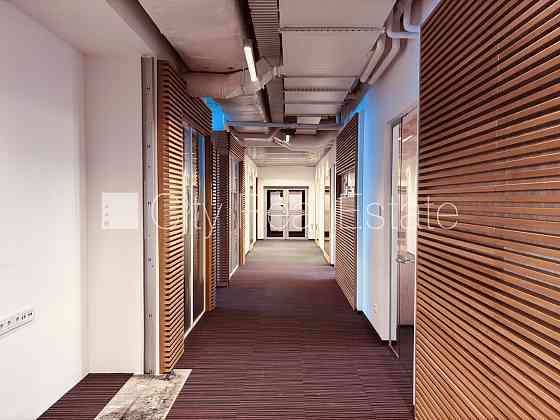 Благоустроенная озеленённая территория, подъездная дорога покрыта брущаткoй, Рига