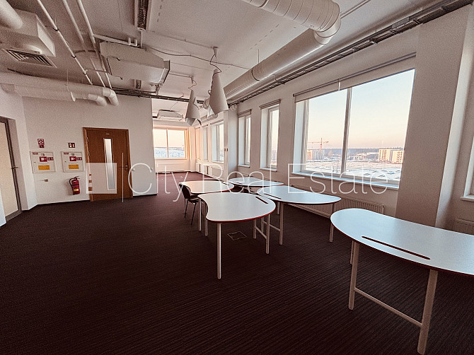 Благоустроенная озеленённая территория, подъездная дорога покрыта брущаткoй, Рига - изображение 6