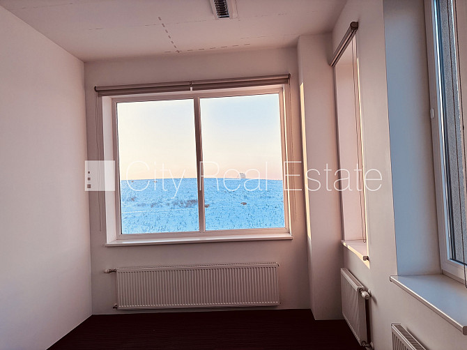 Благоустроенная озеленённая территория, подъездная дорога покрыта брущаткoй, Рига - изображение 9