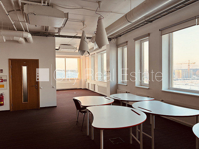 Благоустроенная озеленённая территория, подъездная дорога покрыта брущаткoй, Рига - изображение 7