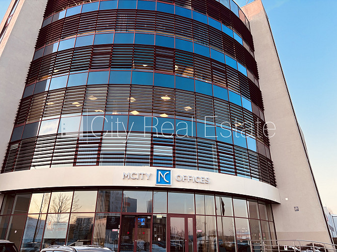 Благоустроенная озеленённая территория, подъездная дорога покрыта брущаткoй, Рига - изображение 1