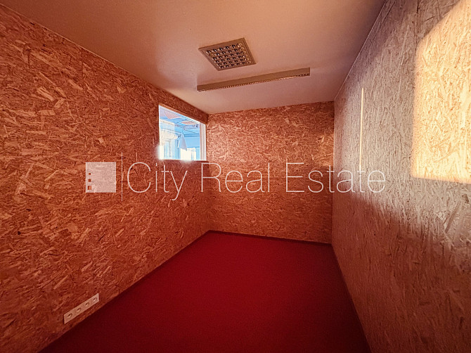 Благоустроенная озеленённая территория, подъездная дорога покрыта брущаткoй, Рига - изображение 10