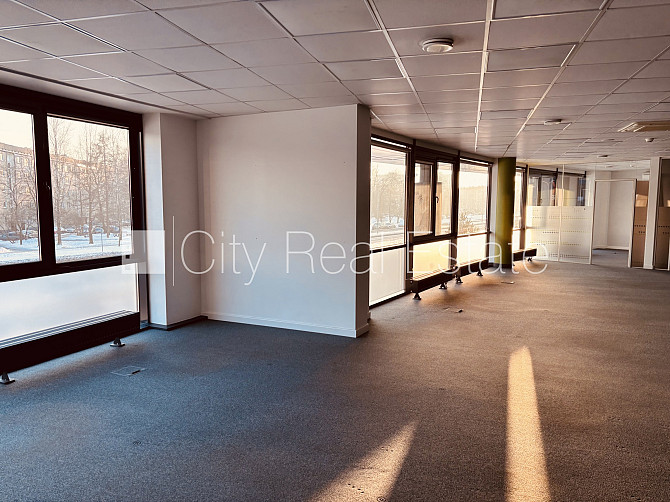 Благоустроенная озеленённая территория, подъездная дорога покрыта брущаткoй, Рига - изображение 5