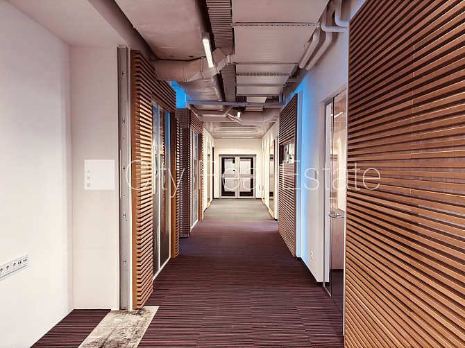 Благоустроенная озеленённая территория, подъездная дорога покрыта брущаткoй, Рига - изображение 4