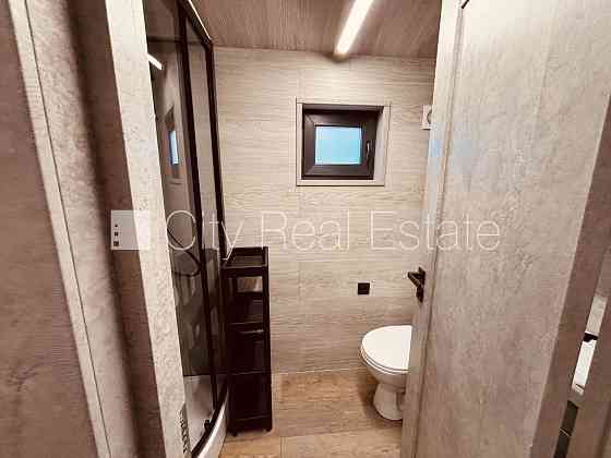 Частный дом, благоустроенный озеленённый двор, территория обнесена железным Rīga