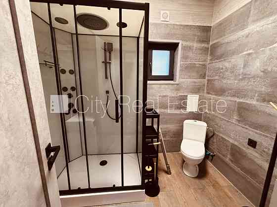 Частный дом, благоустроенный озеленённый двор, территория обнесена железным Rīga