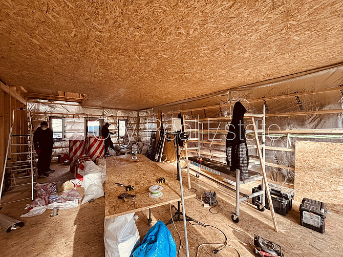 Частный дом, благоустроенный озеленённый двор, территория обнесена железным Рига - изображение 17