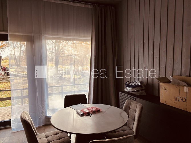 Частный дом, благоустроенный озеленённый двор, территория обнесена железным Рига - изображение 2