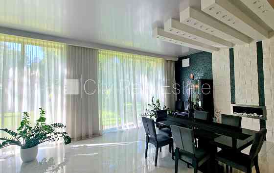 Частный дом, новостройка, благоустроенная озеленённая территория, территория Юрмала