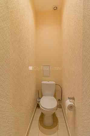 Здание во дворе, реновированный дом, благоустроенная озеленённая территория, Рига