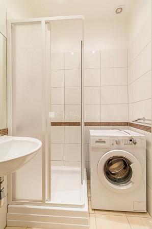 Здание во дворе, реновированный дом, благоустроенная озеленённая территория, Рига - изображение 5