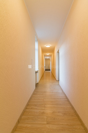 Здание во дворе, реновированный дом, благоустроенная озеленённая территория, Рига - изображение 9