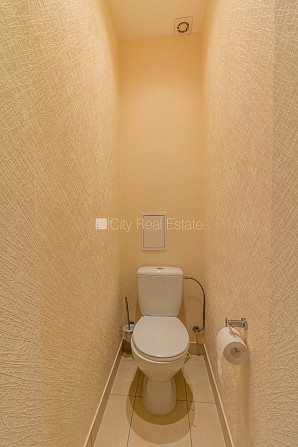 Здание во дворе, реновированный дом, благоустроенная озеленённая территория, Рига - изображение 6