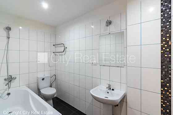 Новостройка, благоустроенная озеленённая территория, подземная стоянка, вход со Рига