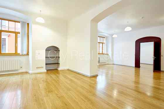 Фасадный дом, реновированный дом, благоустроенная озеленённая территория, Рига