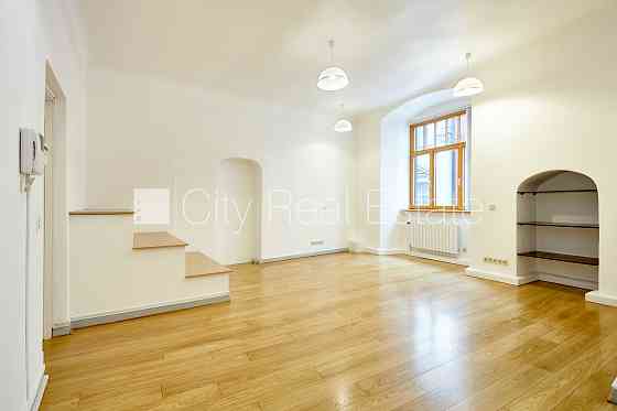 Фасадный дом, реновированный дом, благоустроенная озеленённая территория, Рига